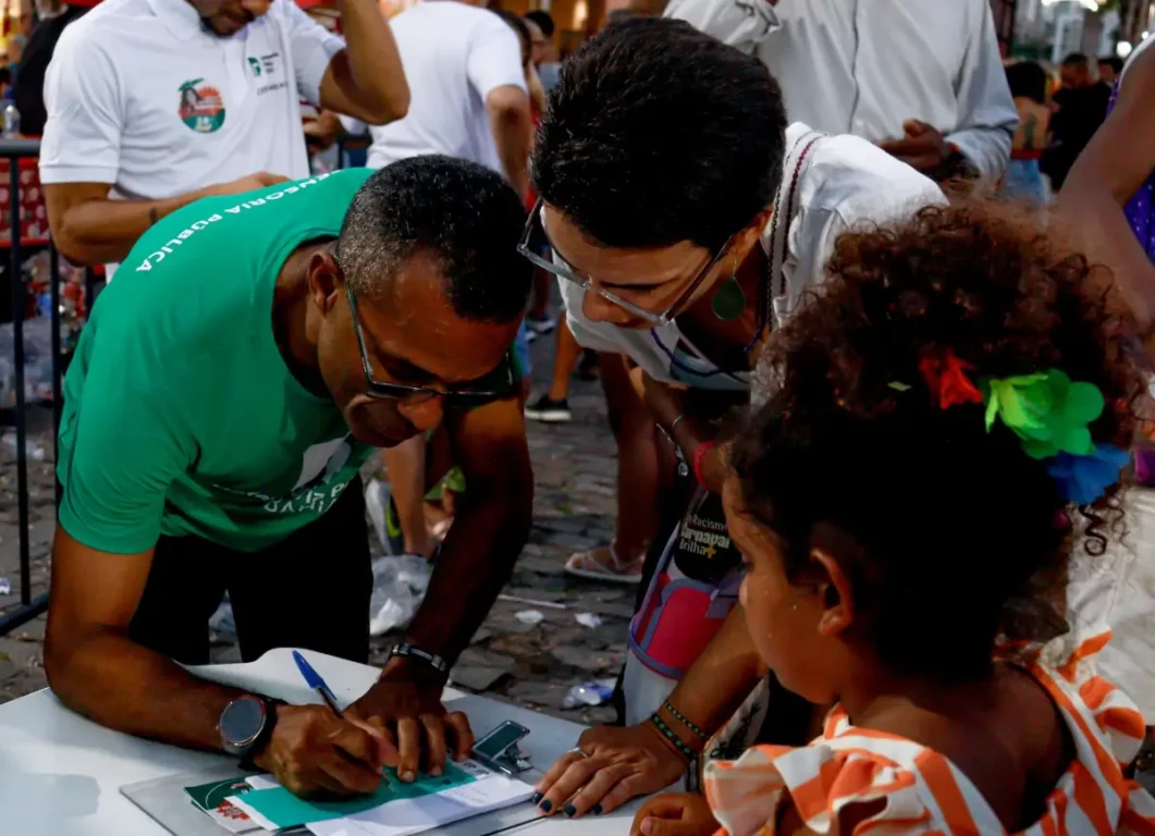 Defensoria distribuiu mais de 10 mil pulseiras para proteger crianças no Carnaval