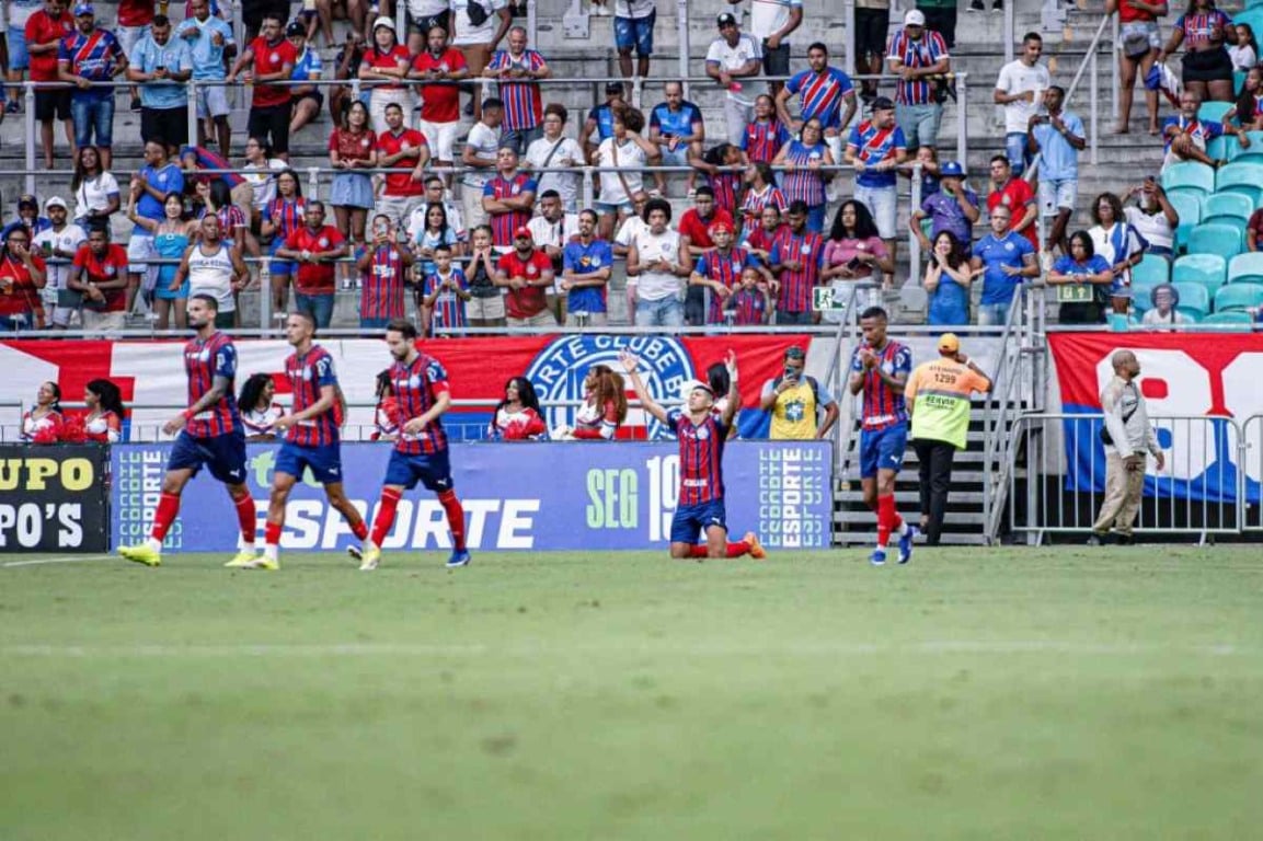Erick Pulga comemorando gol pelo Bahia