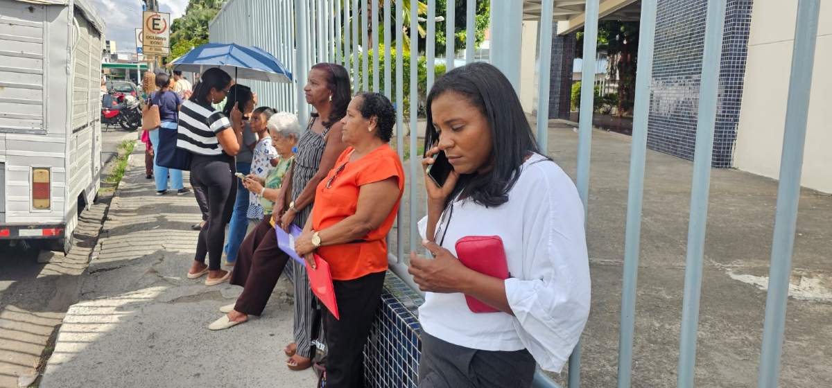 Falta de aviso sobre funcionamento do SAC deixa pessoas esperando na fila nesta quarta-feira de Cinzas (18) Falta de aviso sobre funcionamento do SAC deixa pessoas esperando na fila nesta quarta-feira de Cinzas (18)