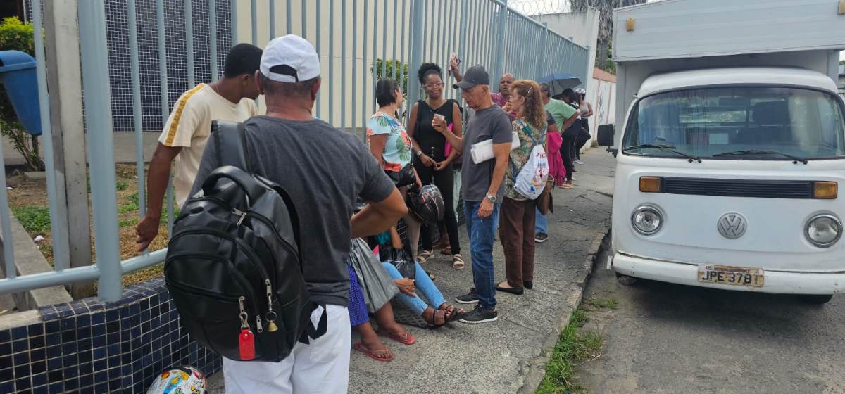 Falta de aviso sobre funcionamento do SAC deixa pessoas esperando na fila nesta quarta-feira de Cinzas (18)