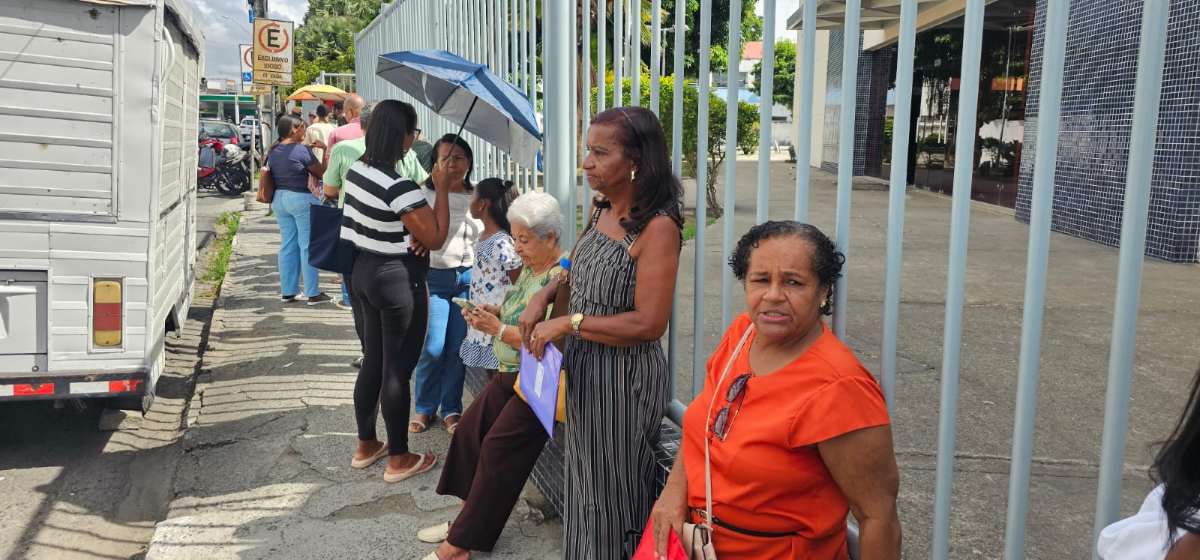 Falta de aviso sobre funcionamento do SAC deixa pessoas esperando na fila nesta quarta-feira de Cinzas (18)