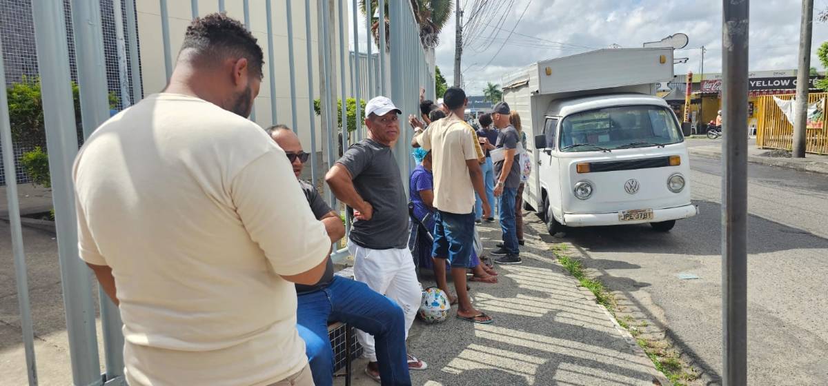 Falta de aviso sobre funcionamento do SAC deixa pessoas esperando na fila nesta quarta-feira de Cinzas (18) Falta de aviso sobre funcionamento do SAC deixa pessoas esperando na fila nesta quarta-feira de Cinzas (18)