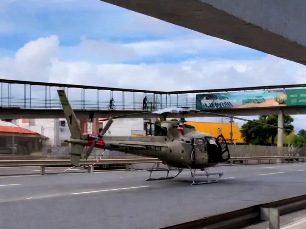 Homem fica ferido após carro colidir com poste na BA-099 em Barra do Jacuípe; vítima é socorrida por helicóptero do Graer