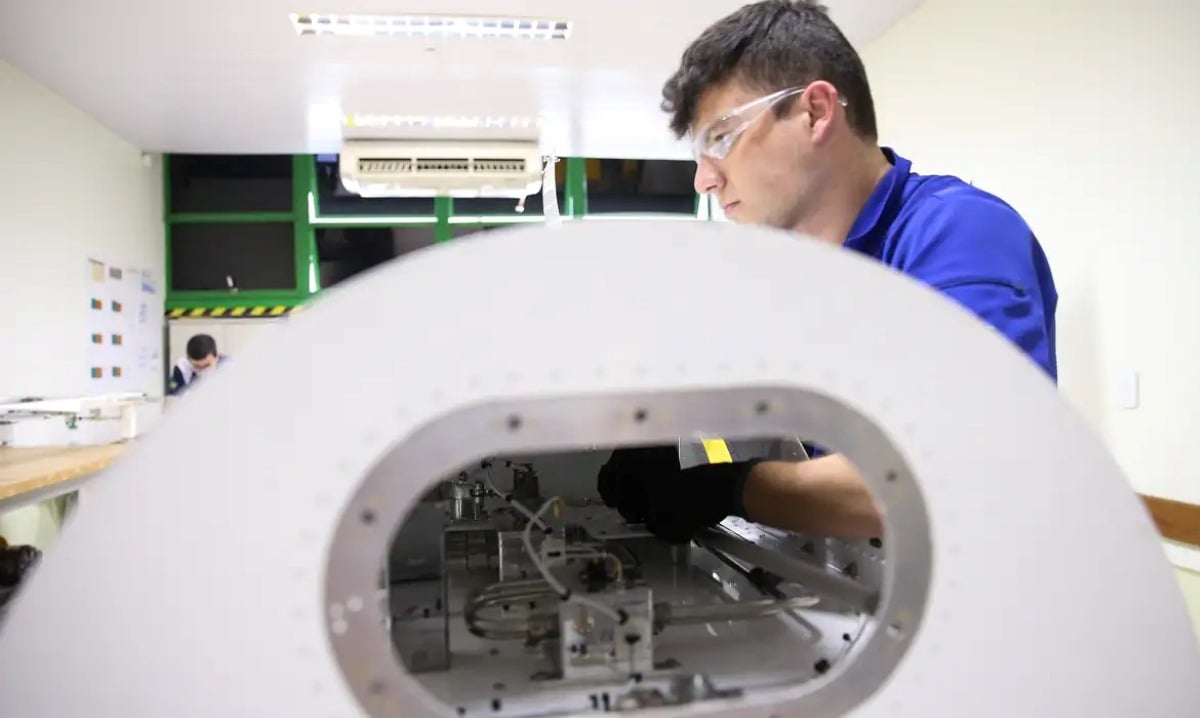 Homem trabalhando com tecnologia