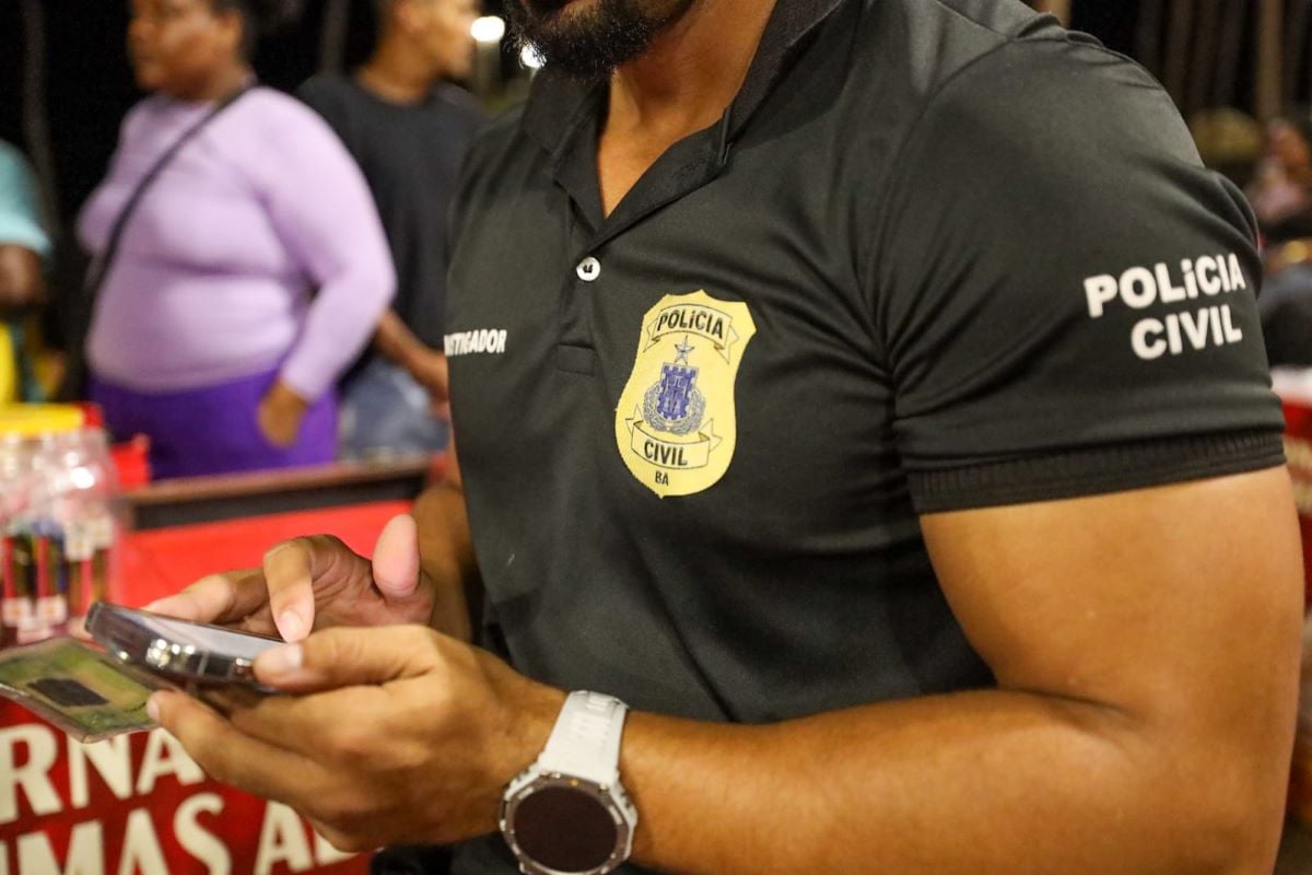 Policial civil com celular