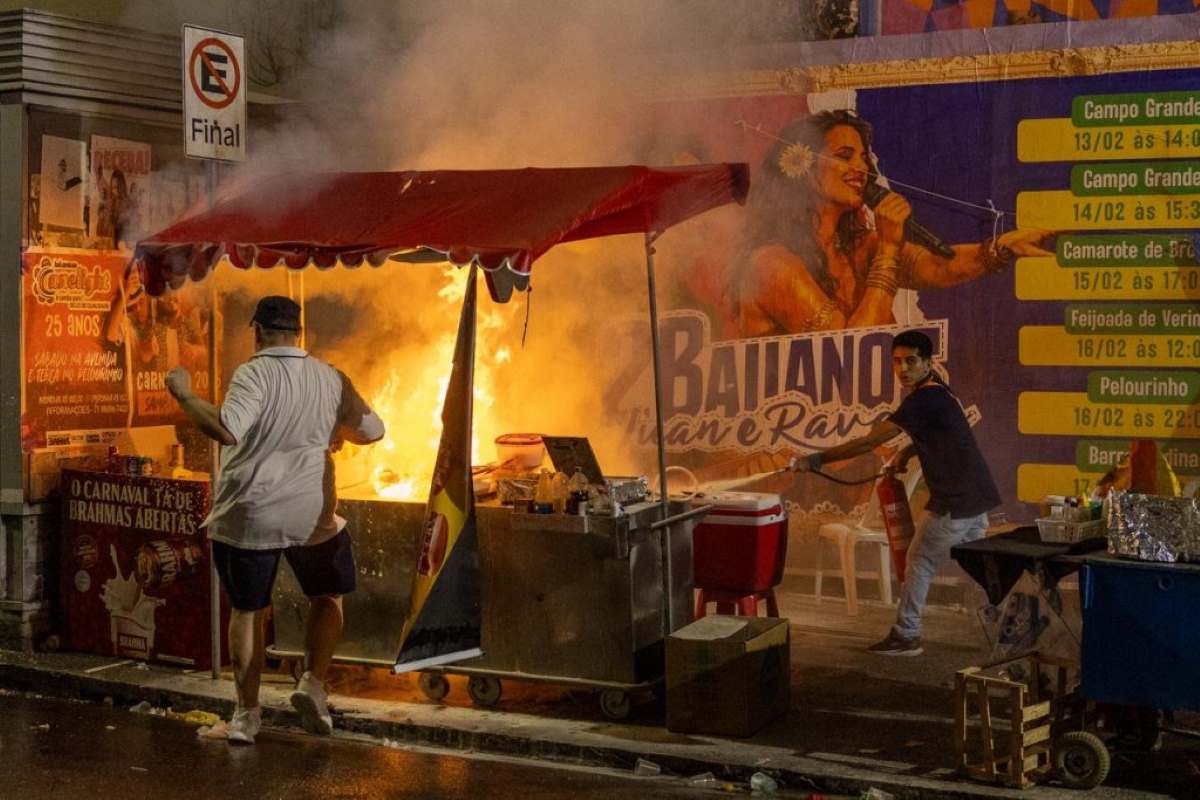 Incêndio atinge barraca de ambulante no Canela Incêndio atinge barraca de ambulante no Canela