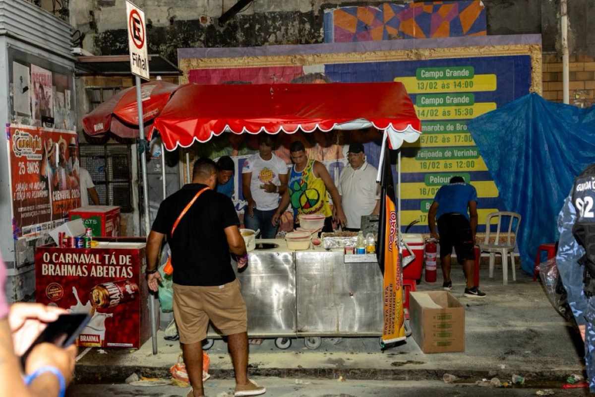 Incêndio atinge barraca de ambulante no Canela Incêndio atinge barraca de ambulante no Canela