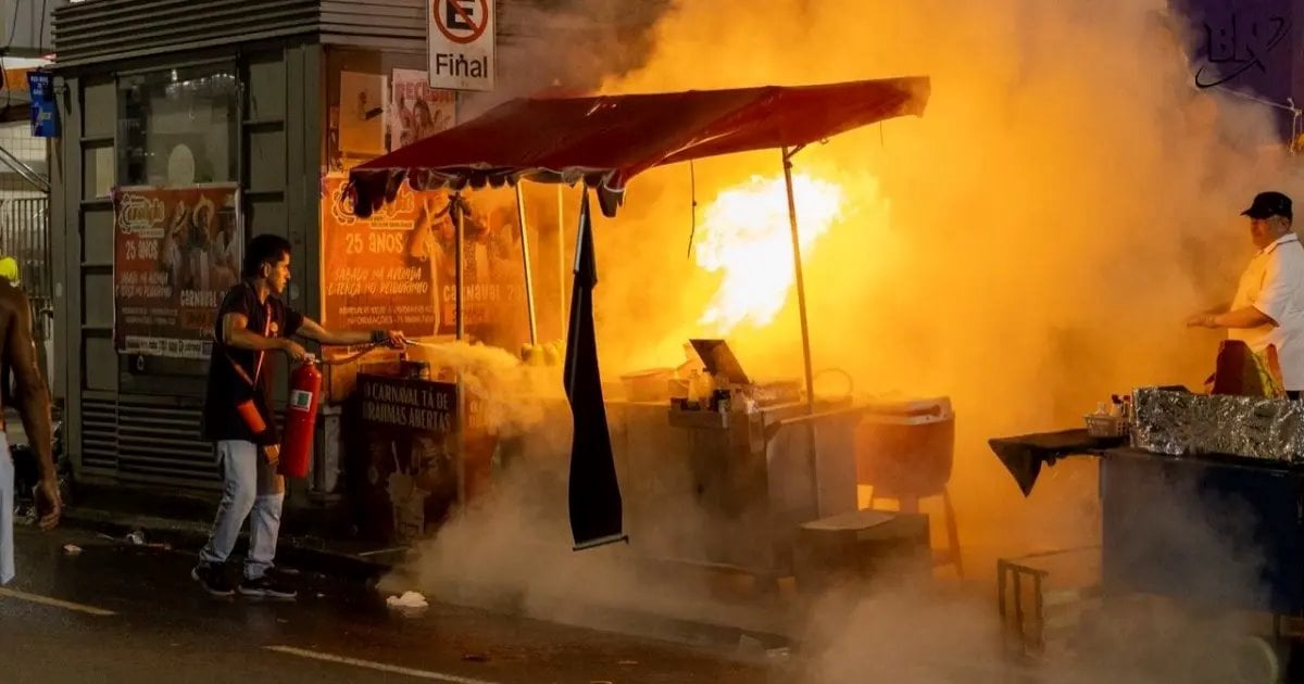 Incêndio atinge barraca de ambulante no Canela Incêndio atinge barraca de ambulante no Canela