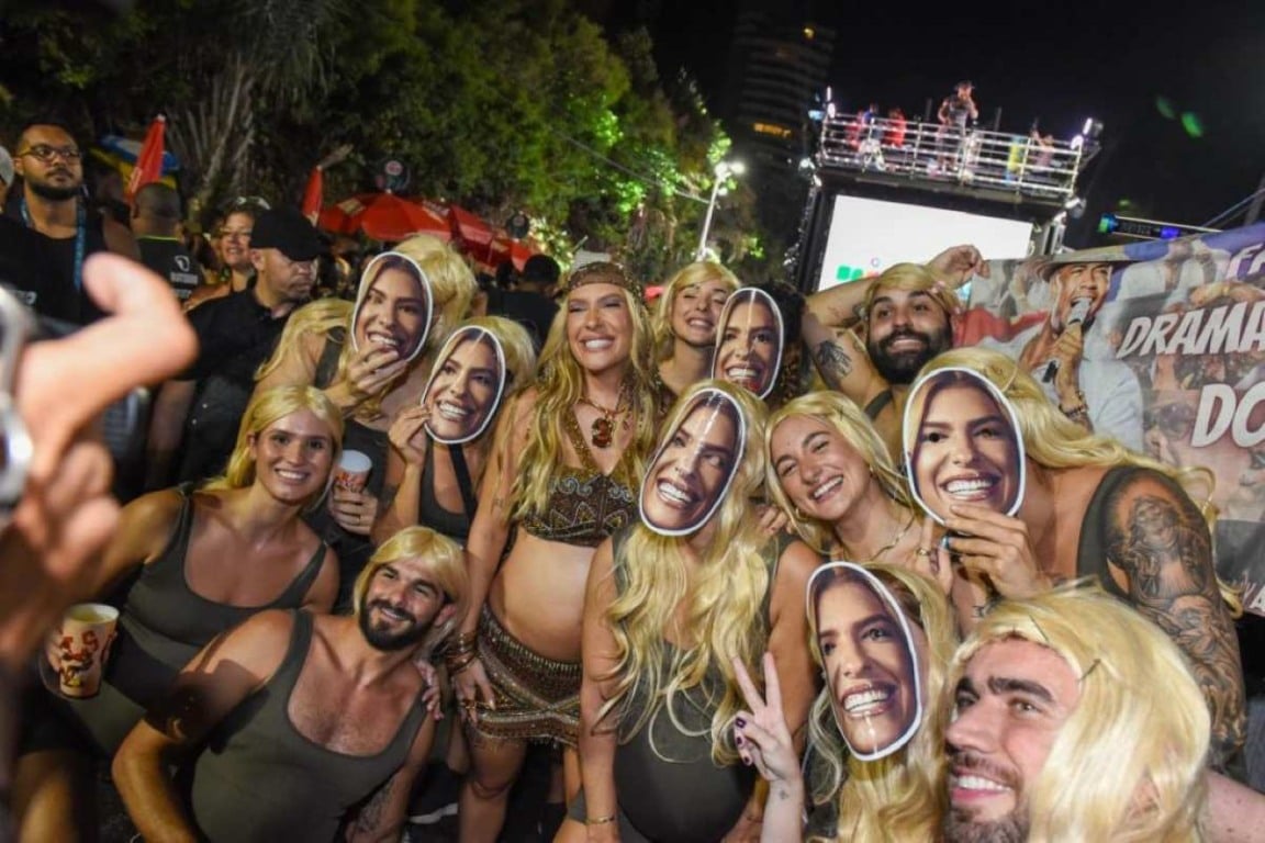 Lore Improta sendo homenageada