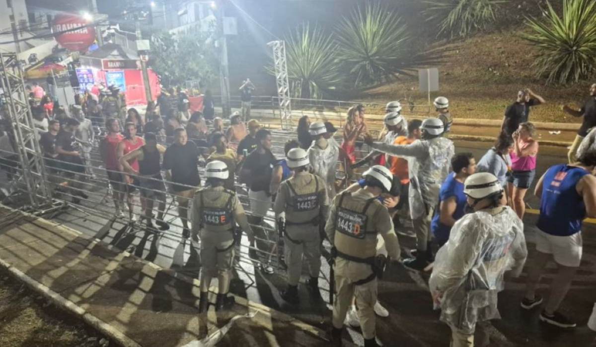 Mais de 500 objetos proibidos são apreendidos nos circuitos no primeiro dia do Carnaval de Salvador