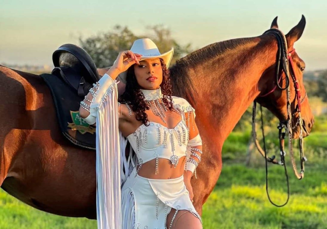 Influenciadora digital de Feira de Santana participa do "Rancho do Maia"