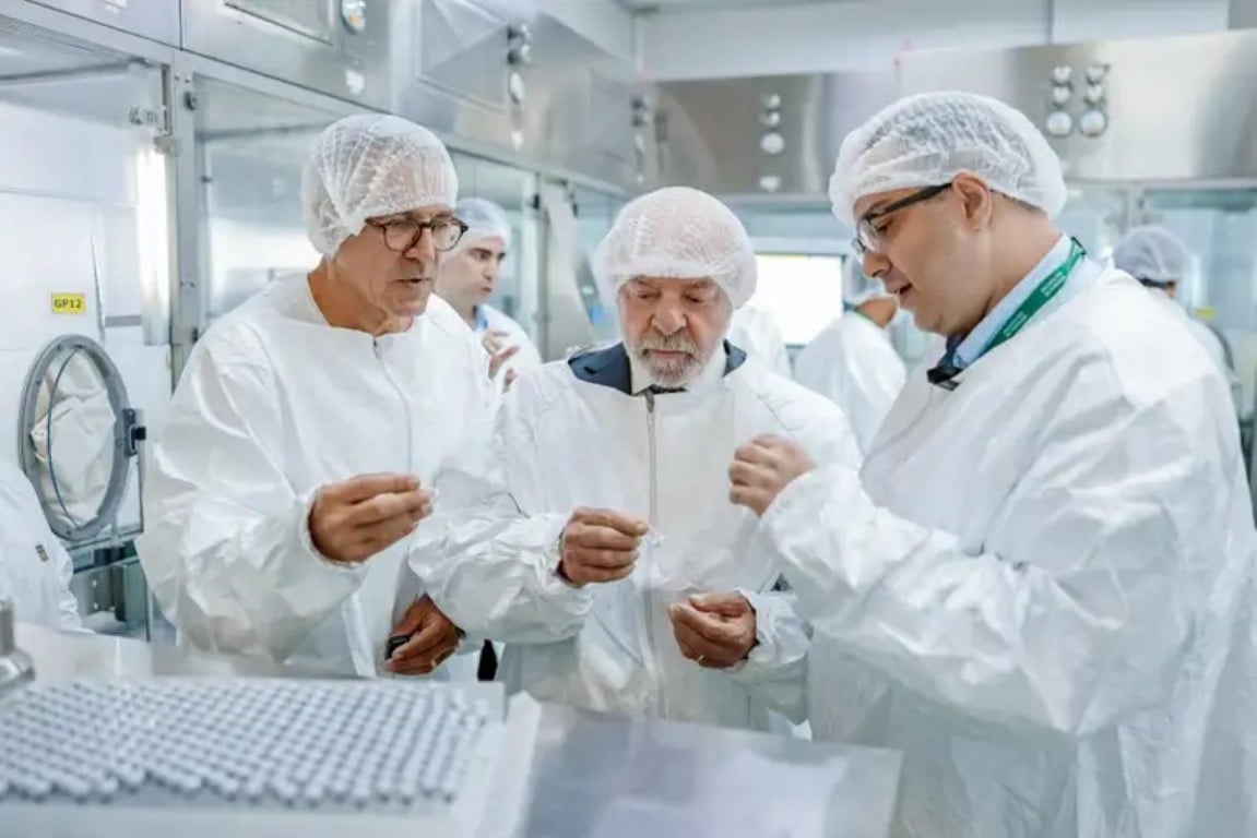 Presidente da República, Luiz Inácio Lula da Silva, e ministro da Saúde, Alexandre Padilha (esq), durante visita ao Centro de Produção de Vacina contra a Dengue (PVD) do Instituto Butantan