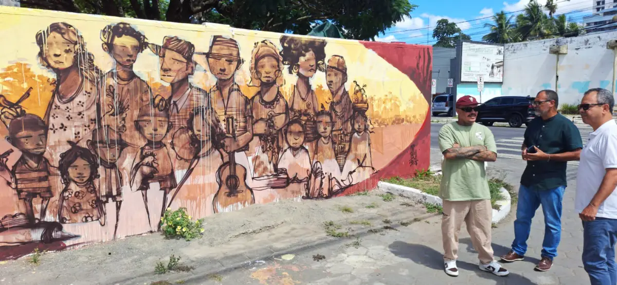 Painel retrata feirantes e valoriza a cultura popular de Feira de Santana