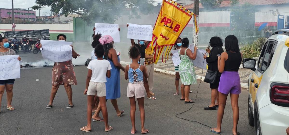Pais de alunos protestam contra suposto fechamento da Pré-Escola Municipal José Martins Rios Pais de alunos protestam contra suposto fechamento da Pré-Escola Municipal José Martins Rios