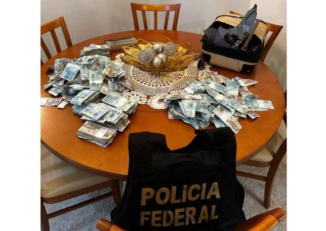Polícia Federal apreende dinheiro na Operação Barco de Papel, em Balneário Camboriú