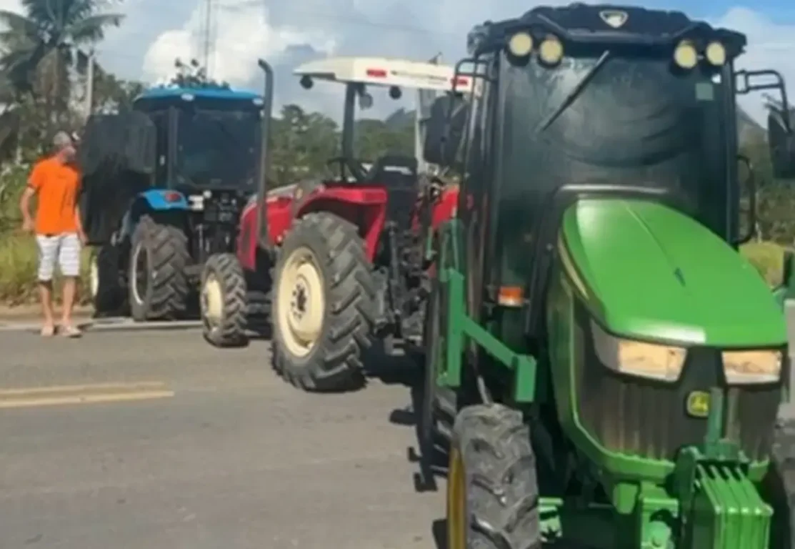 Protesto de produtores fecha trecho da BR-101 em Itamaraju e causa lentidão
