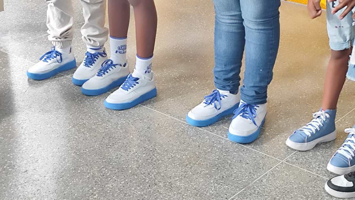 Tênis das crianças no primeiro dia de aula Tênis das crianças no primeiro dia de aula