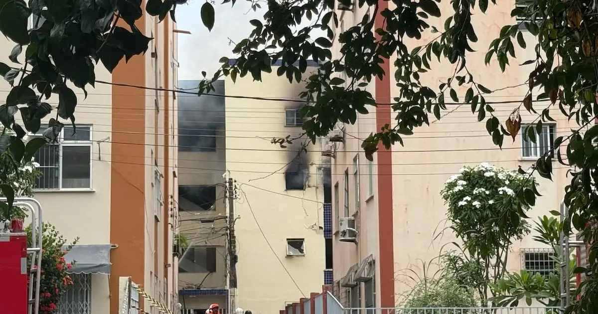 Três bombeiros ficam feridos durante atendimento a incêndio causado por vazamento de gás em Salvador