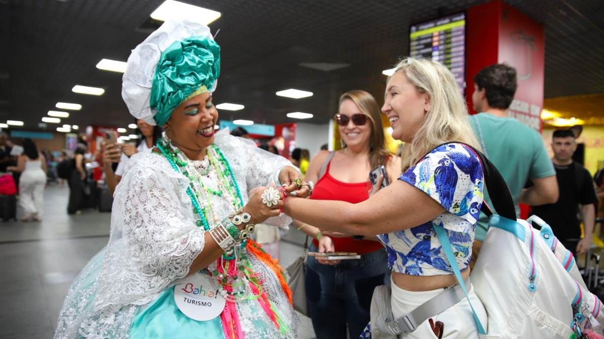 Turistas chegando no aeroporto em Salvador