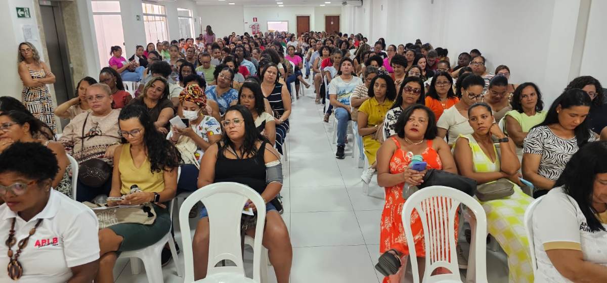 Professores da rede municipal de Feira de Santana aprovam paralisação para o dia 24 após assembleia