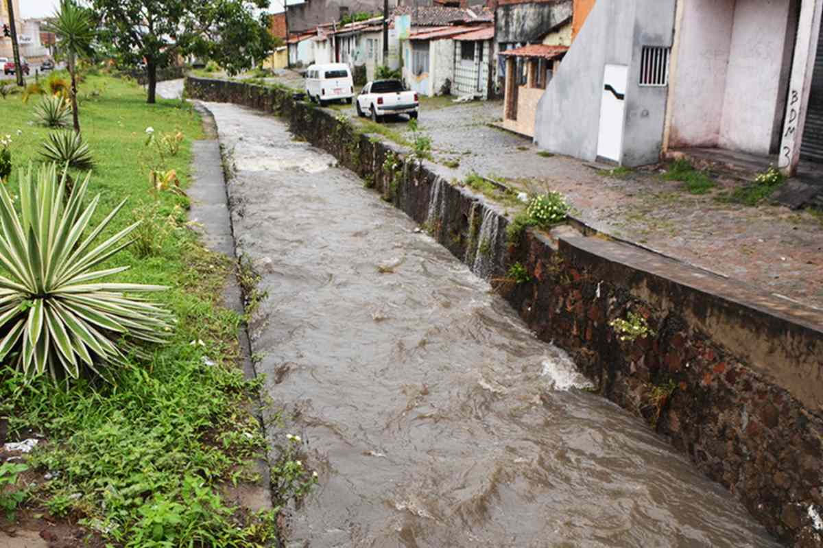 Leptospirose: Prefeitura alerta para cuidados durante período chuvoso em Feira de Santana
