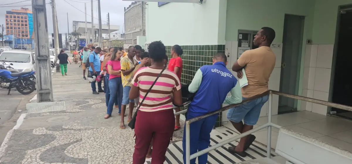Grande fila é registrada nesta manhã no CMPC em Feira de Santana
