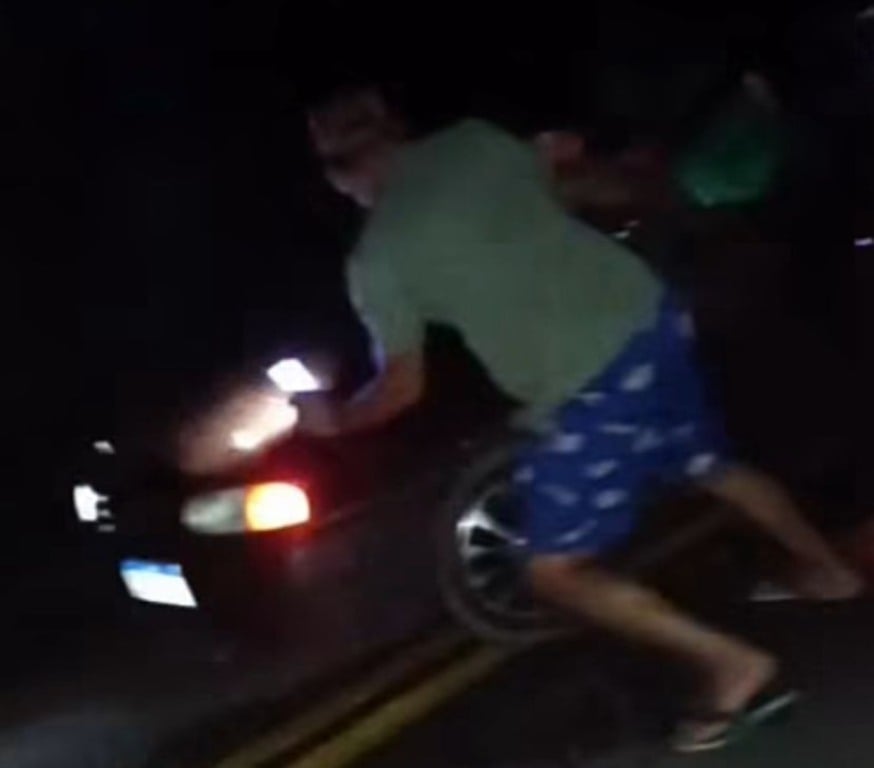 homem empurrando carro