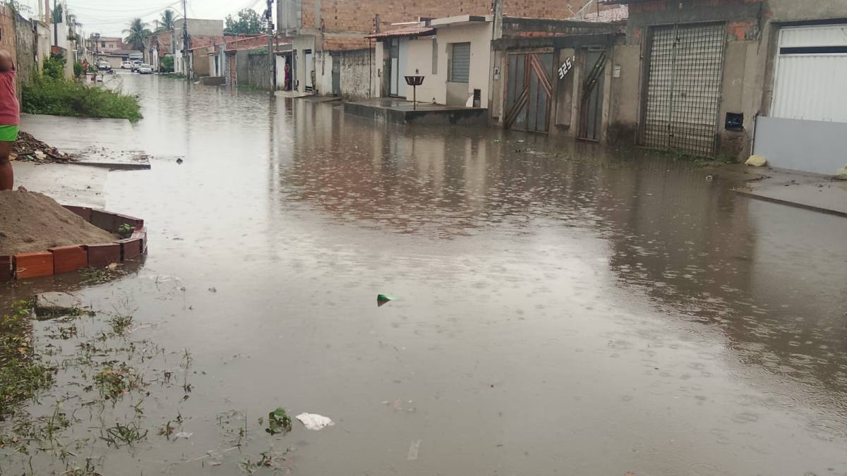 Após forte chuva nesta quinta-feira (26), ruas do conjunto Panorama II ficam alagadas em Feira de Santana