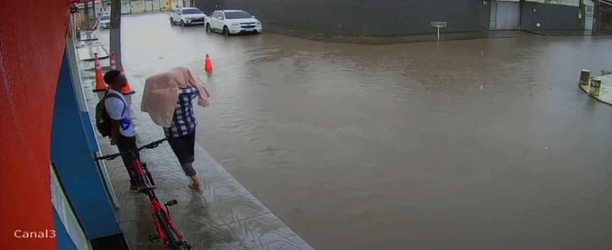 Após forte chuva nesta quinta-feira (26), ruas do conjunto Panorama II ficam alagadas em Feira de Santana