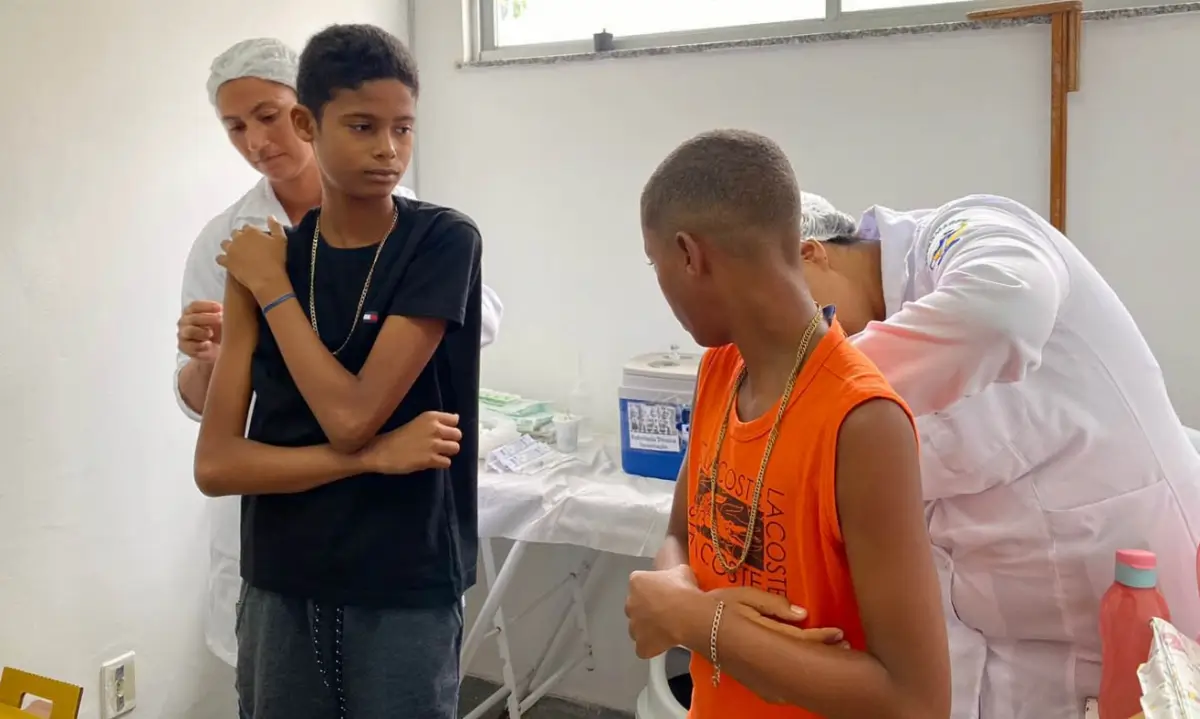 Vacinação contra a dengue para crianças e adolescentes de 10 a 14 anos está disponível em Feira de Santana