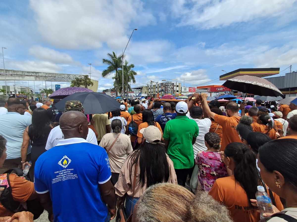 12ª Caminhada do Perdão reúne milhares de fiéis nas ruas de Feira de Santana 12ª Caminhada do Perdão reúne milhares de fiéis nas ruas de Feira de Santana