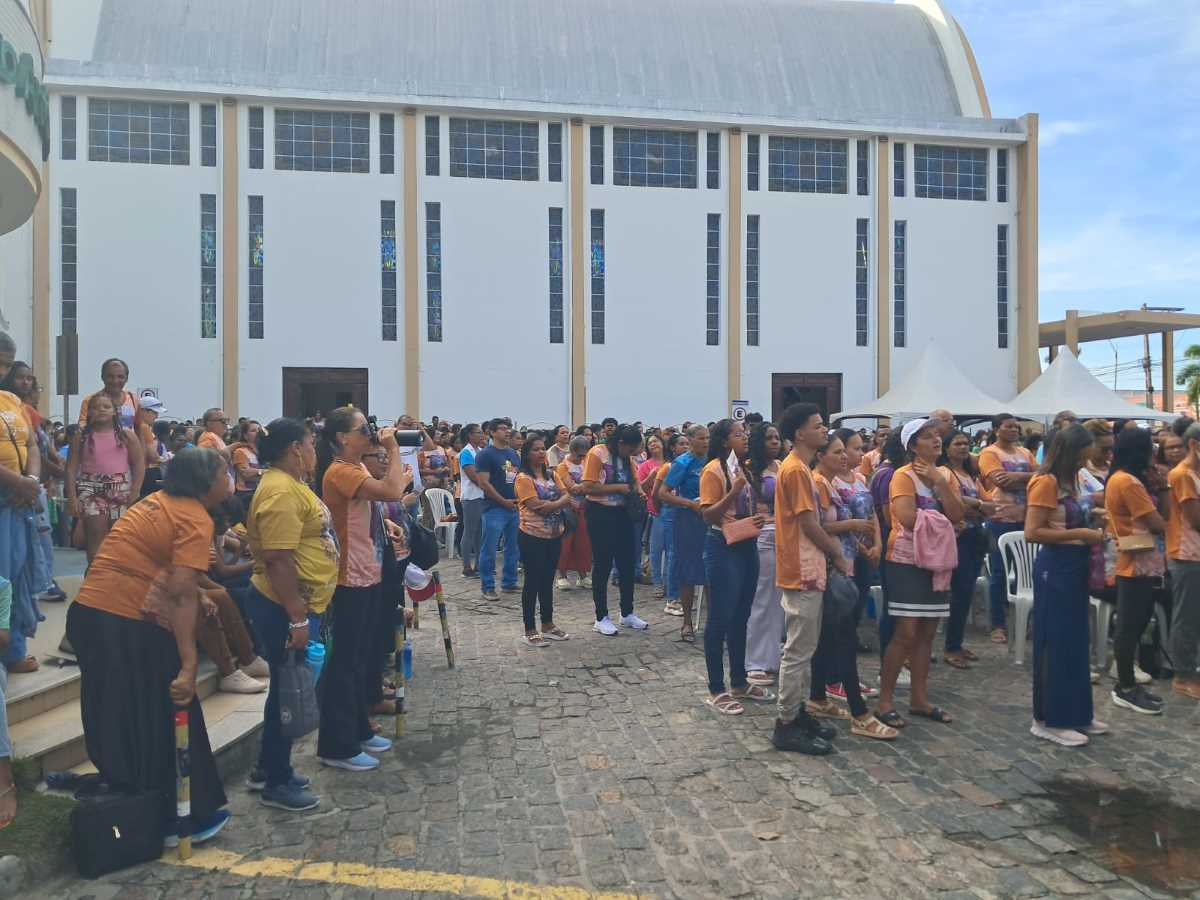 12ª Caminhada do Perdão reúne milhares de fiéis nas ruas de Feira de Santana 12ª Caminhada do Perdão reúne milhares de fiéis nas ruas de Feira de Santana