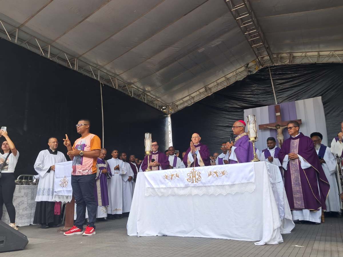 12ª Caminhada do Perdão reúne milhares de fiéis nas ruas de Feira de Santana 12ª Caminhada do Perdão reúne milhares de fiéis nas ruas de Feira de Santana