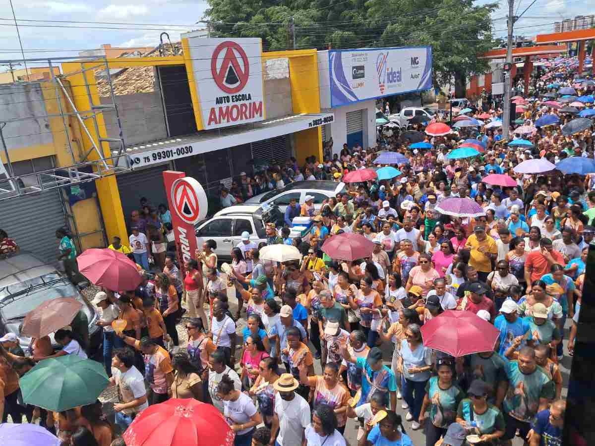 12ª Caminhada do Perdão reúne milhares de fiéis nas ruas de Feira de Santana 12ª Caminhada do Perdão reúne milhares de fiéis nas ruas de Feira de Santana