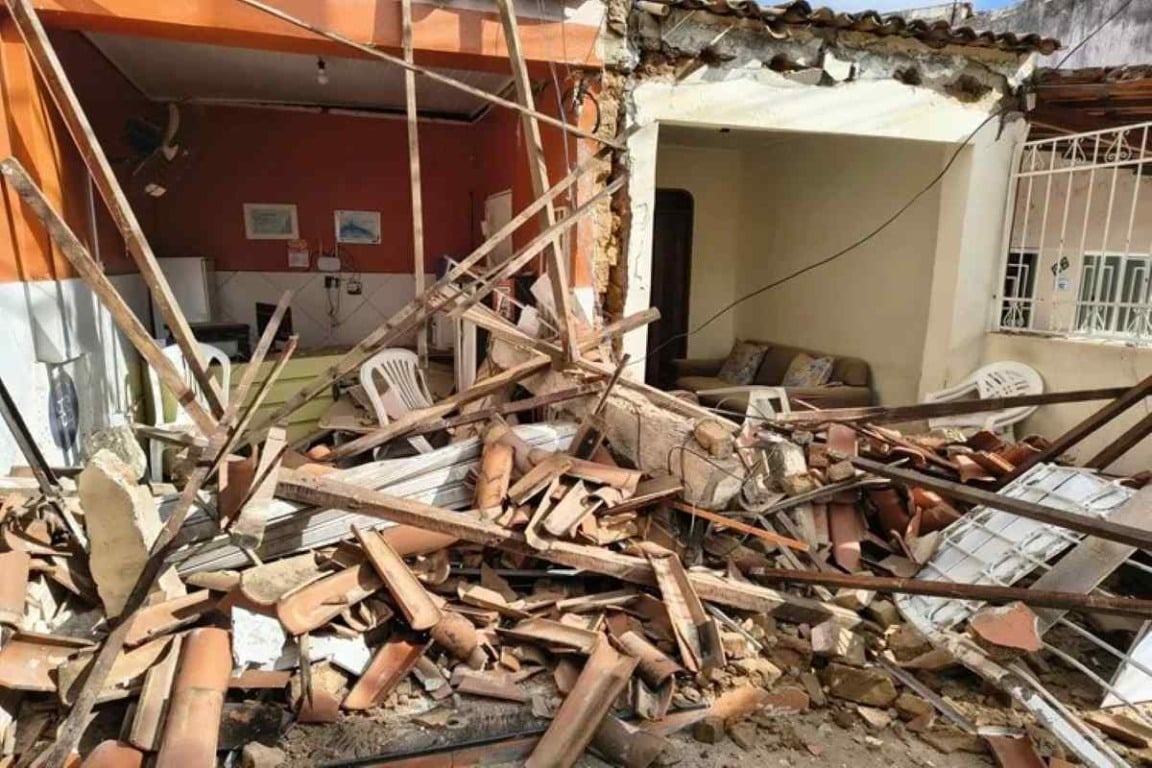 casa-atingida-onibus-escolar-em-brumado