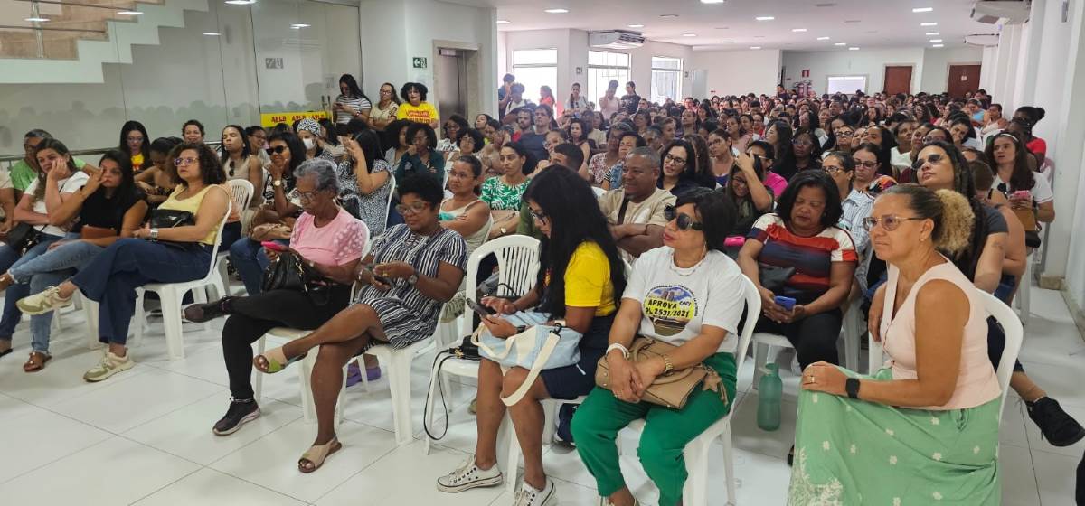 APLB aprova estado de greve em assembleia APLB aprova estado de greve em assembleia