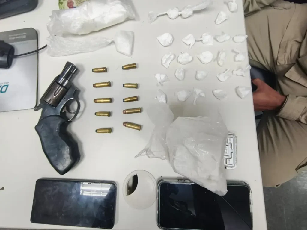 Suspeito é detido com arma e drogas no conjunto Feira VII, em Feira de Santana