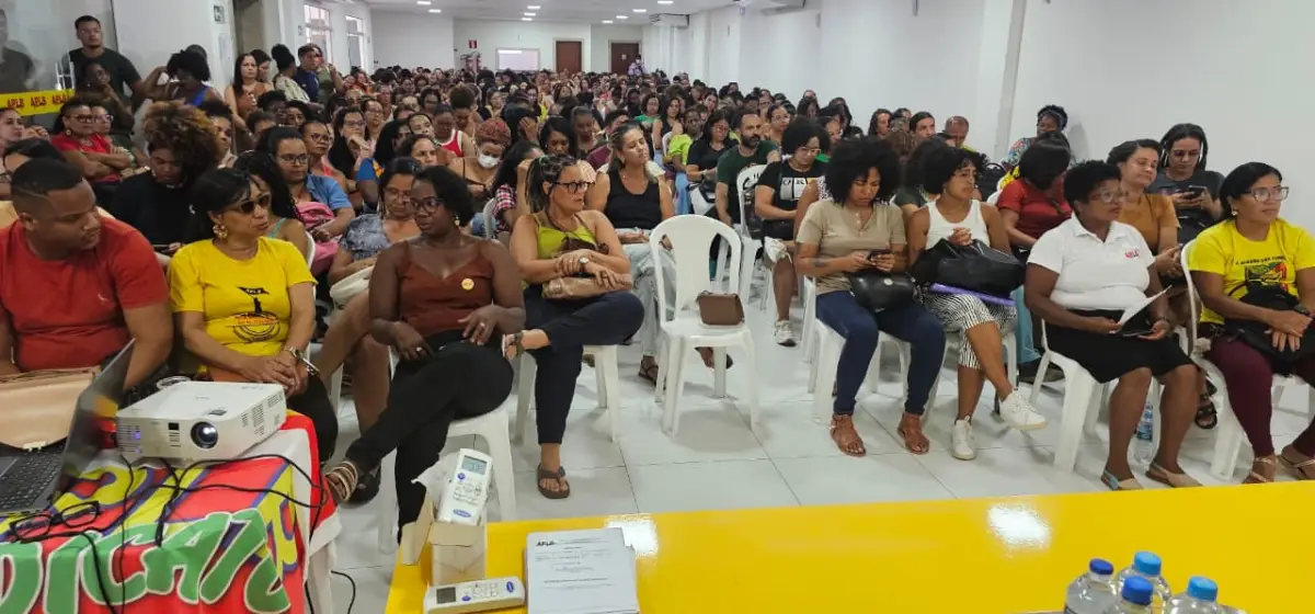 Professores mantêm estado de greve após assembleia e cobram cumprimento do piso em Feira de Santana