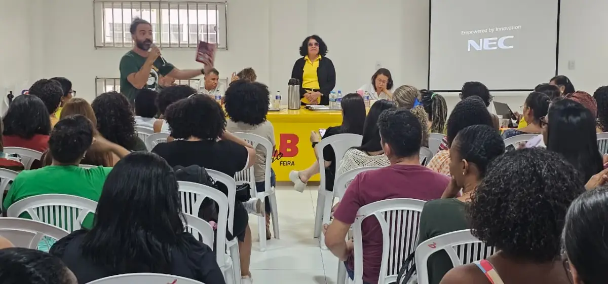 Professores mantêm estado de greve após assembleia e cobram cumprimento do piso em Feira de Santana