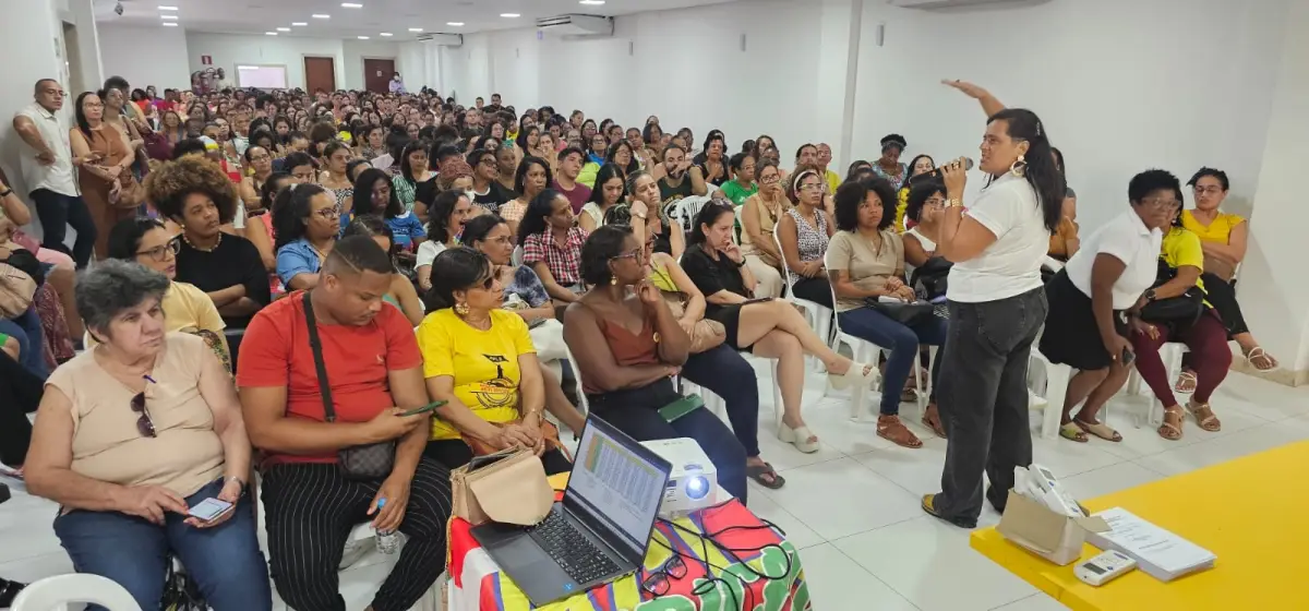 Professores mantêm estado de greve após assembleia e cobram cumprimento do piso em Feira de Santana