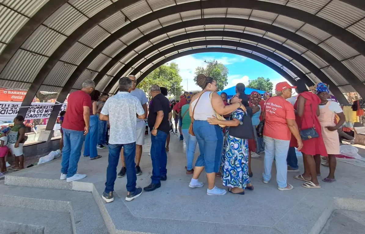 mulheres ocupam Feirinha do Tomba em ato de luta contra a violência e por igualdade em Feira de Santana