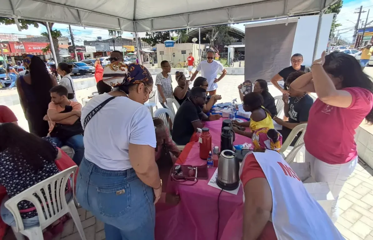 mulheres ocupam Feirinha do Tomba em ato de luta contra a violência e por igualdade em Feira de Santana