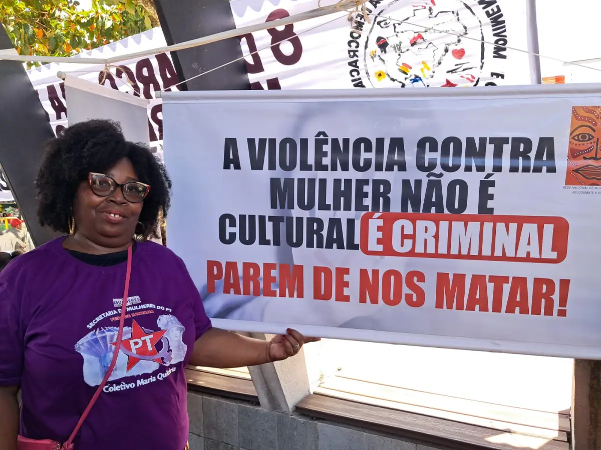 mulheres ocupam Feirinha do Tomba em ato de luta contra a violência e por igualdade em Feira de Santana