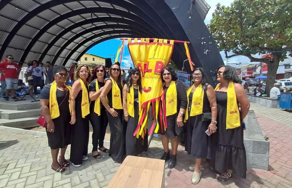 mulheres ocupam Feirinha do Tomba em ato de luta contra a violência e por igualdade em Feira de Santana