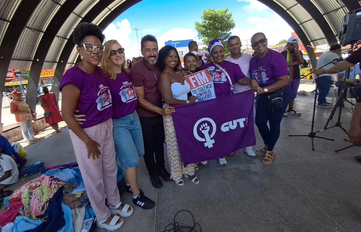 mulheres ocupam Feirinha do Tomba em ato de luta contra a violência e por igualdade em Feira de Santana