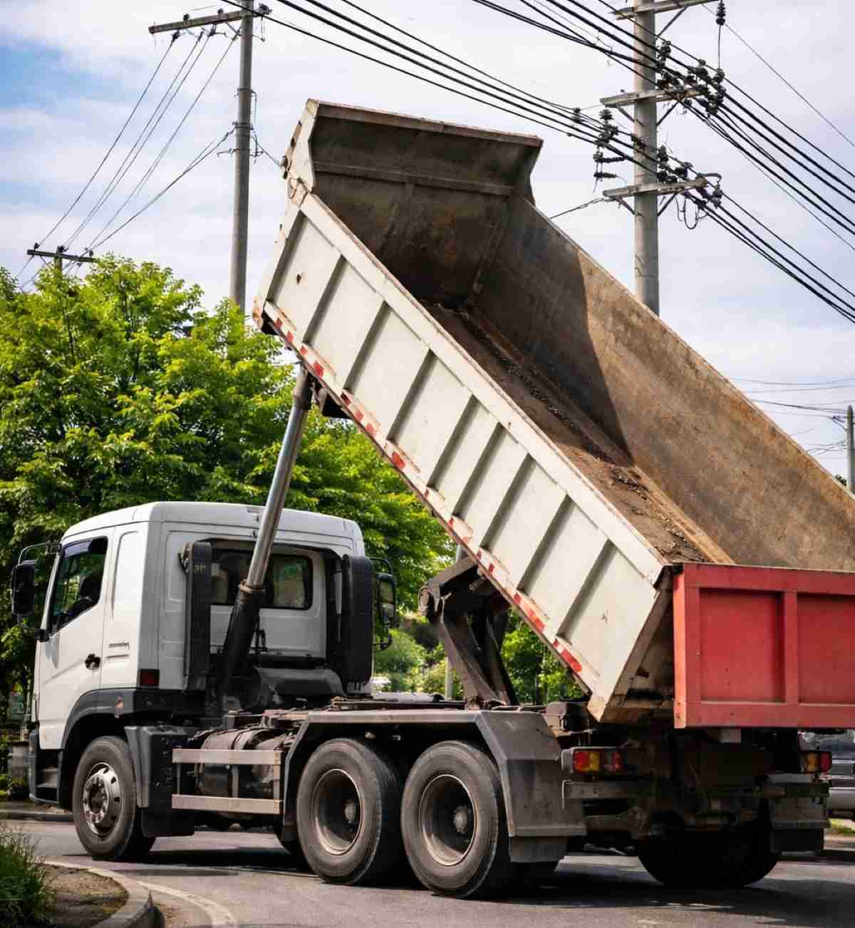 Caminhão próximo a fios elétricos