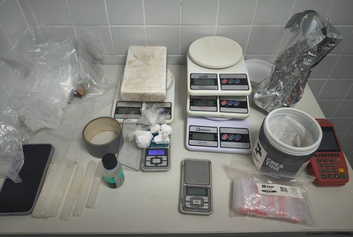 Casal é conduzido à delegacia após denúncia de tráfico de drogas no bairro SIM