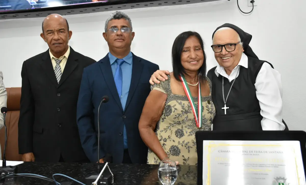 Título de Cidadão Feirense e Comenda Maria Quitéria são entregues a casal que ajuda crianças carentes