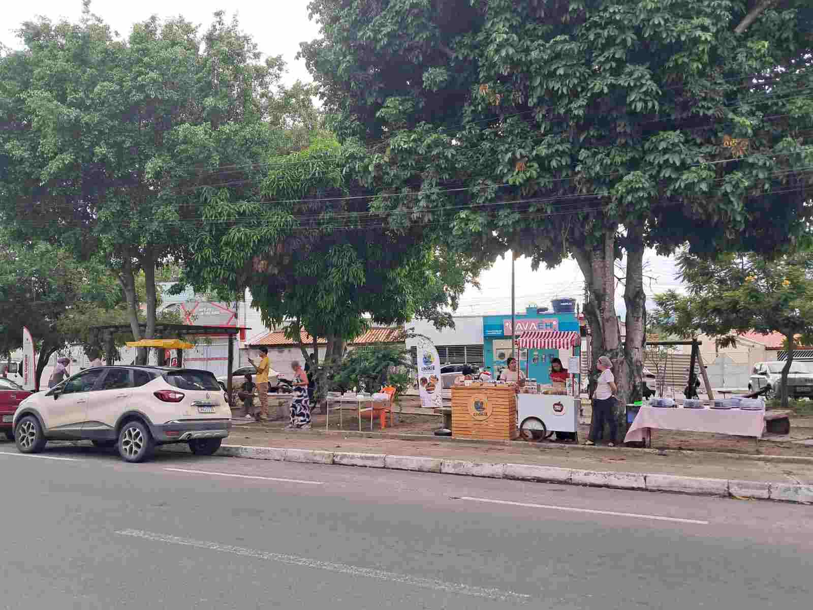 Comerciantes e confeiteiros já estão em novo local na avenida Fraga Maia com autorização da prefeitura