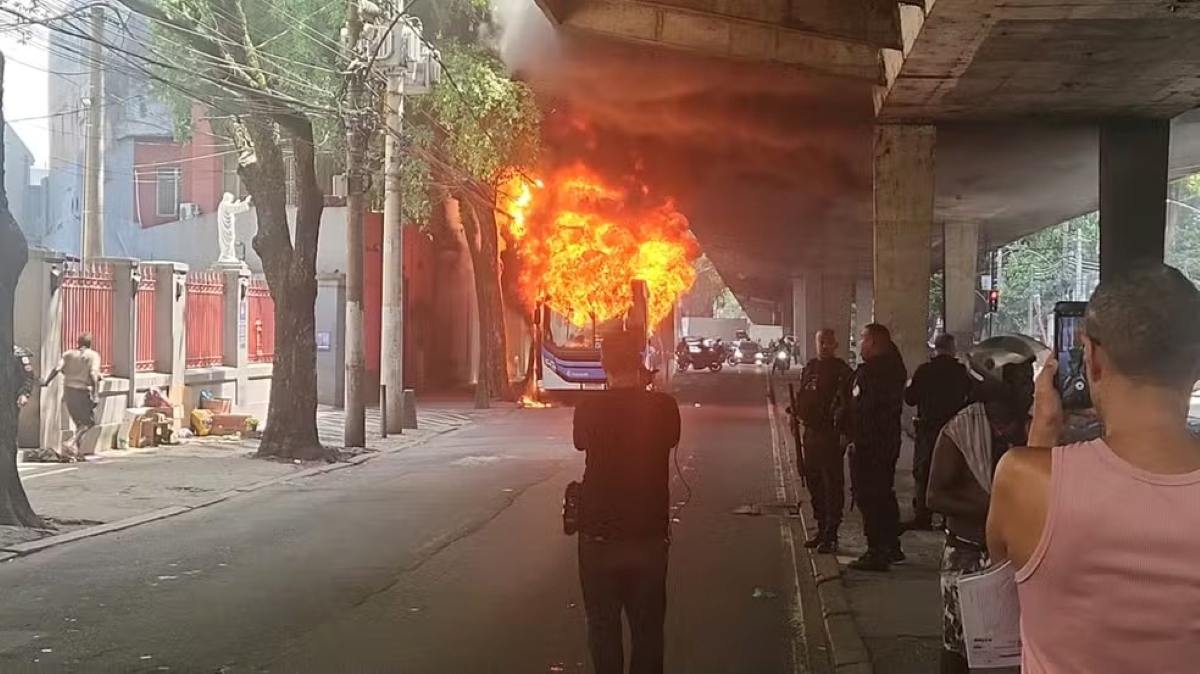 Criminosos atearam fogo em ônibus Avenida Paulo de Frontin, no bairro Rio Comprido
